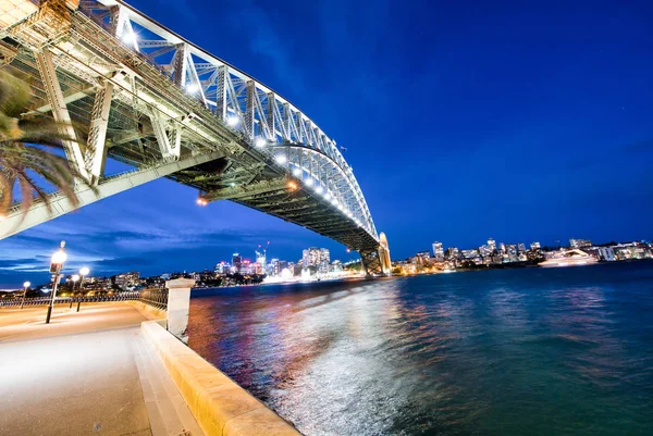 Sydney harbor hidat éjjel, Ausztrália — Stock Fotó