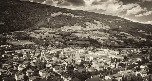 Vista aérea de la hermosa ciudad de montaña en los Alpes —  Fotos de Stock
