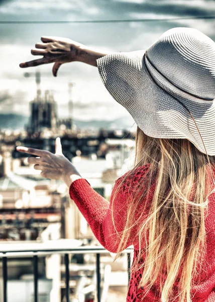 Vista trasera de la chica haciendo el cartel de la cámara con las manos, enmarcando la ciudad —  Fotos de Stock