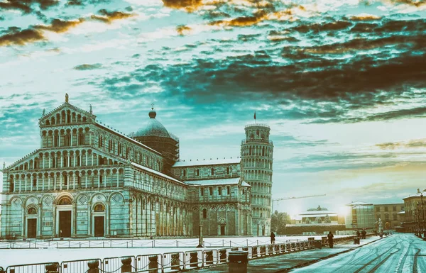 Quadrado de Milagres em pôr-do-sol depois de uma tempestade de neve de inverno, Pisa - É — Fotografia de Stock