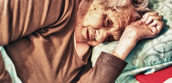 年事已高的90岁老年女子因中风致残 正在等待孩子们的照料 — 图库照片
