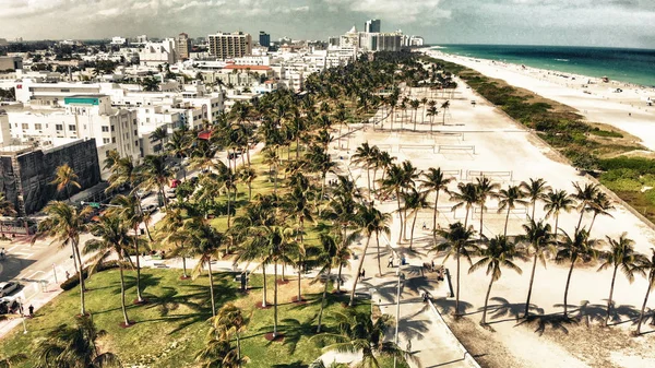 Vista aérea aérea de Miami Beach y Ocean Drive Park en un be — Foto de Stock