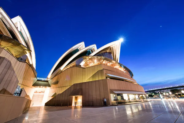 SYDNEY - 20 de agosto de 2018: Increíble vista nocturna de Sydney Opera Hou — Foto de Stock