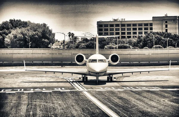 Μικρό αεροπλάνο στον αεροδιάδρομο, έτοιμο για απογείωση. — Φωτογραφία Αρχείου