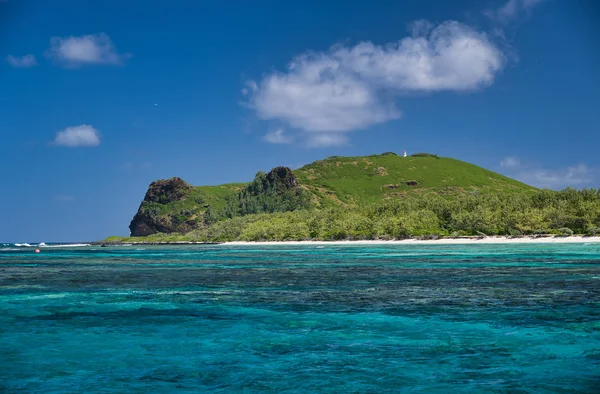 Krásný ostrov se skalami a vegetací nad mořem — Stock fotografie