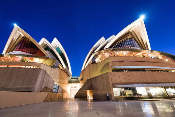 SYDNEY - 20 de agosto de 2018: incrível vista noturna da Ópera de Sydney Hou — Fotografia de Stock