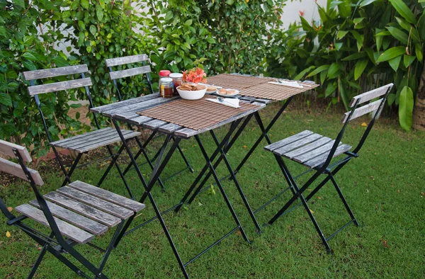 Mesa de madera con desayuno al aire libre —  Fotos de Stock