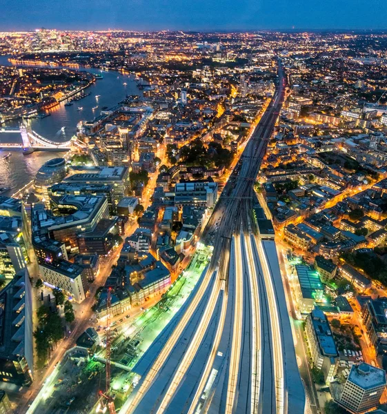 Letecký pohled na noční Londýn. Železniční stanice, řeku Temži a město — Stock fotografie