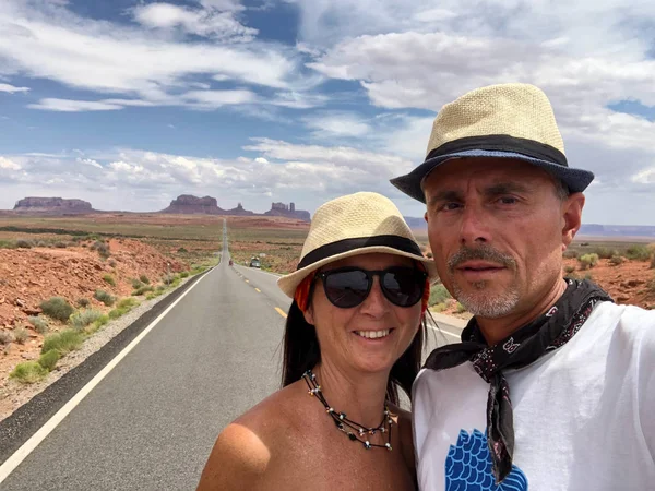 Homem e mulher tirando uma selfie na vista panorâmica clássica do histor — Fotografia de Stock