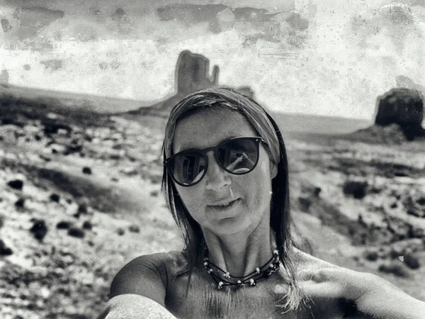 Hermosa mujer tomando una selfie en el Monument Valley — Foto de Stock