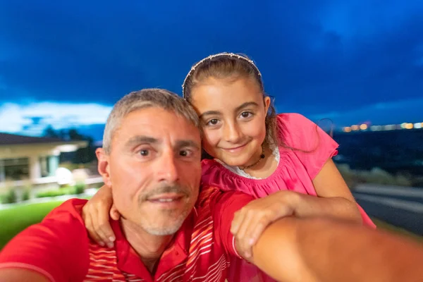 Ung Flicka Med Far Tar Selfie Semester Natten — Stockfoto