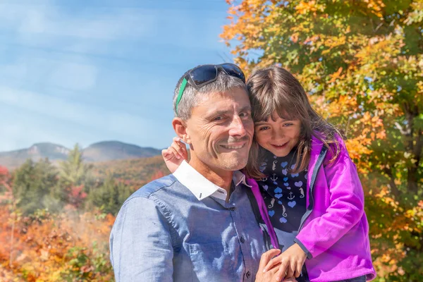 Young Girl Embraced Her Father Foliage Season New England — Stock Photo, Image