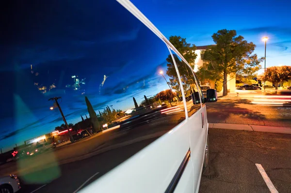 Sonnenuntergang Stadtreflexionen auf einem Auto Seitenscheibe — Stockfoto