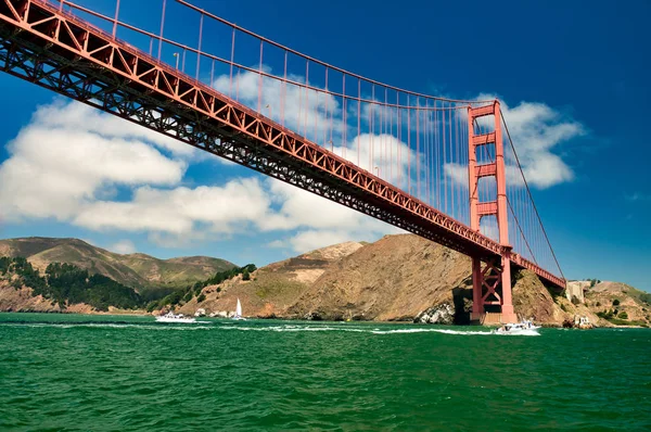 Στο Σαν Φρανσίσκο. Γέφυρα Golden Gate σε μια όμορφη καλοκαιρινή μέρα — Φωτογραφία Αρχείου