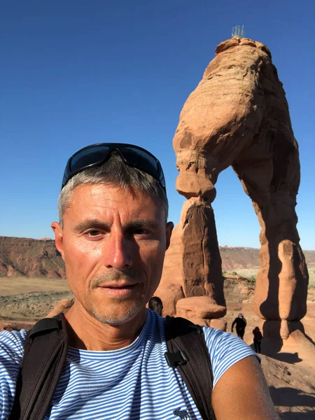 Man tar en selfie under Delicate Arch, Arches National Pa — Stockfoto