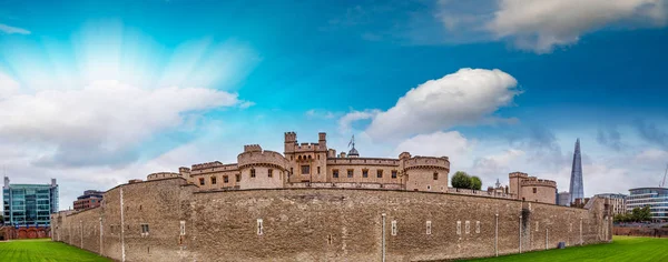 Panoramisch uitzicht op Tower of London oude bezienswaardigheid - UK — Stockfoto