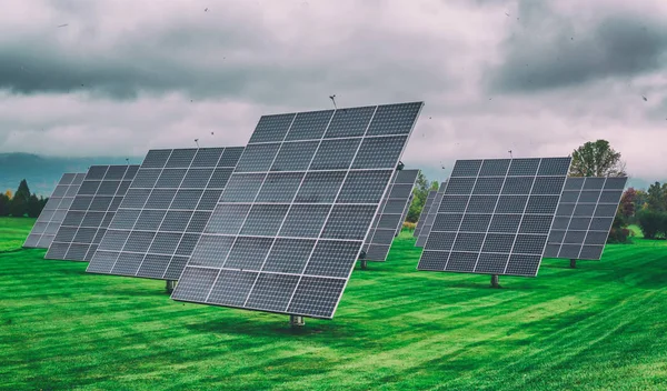 Rangée de panneaux solaires installés le long de la prairie rurale — Photo