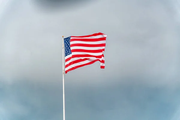 Amerikanische Flagge weht gegen stürmischen Himmel — Stockfoto