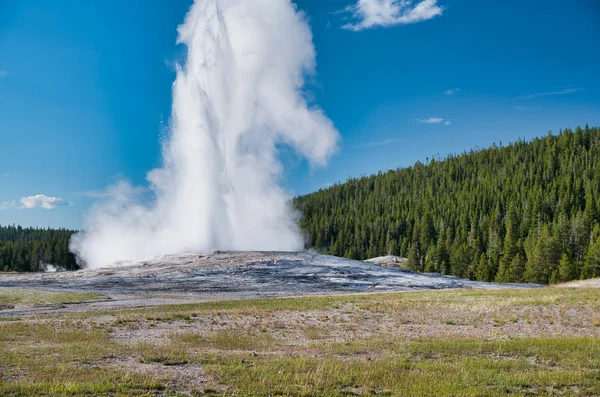 Kitörése öreg hűséges Gejzer, fő attrakció a Yellowstone — Stock Fotó