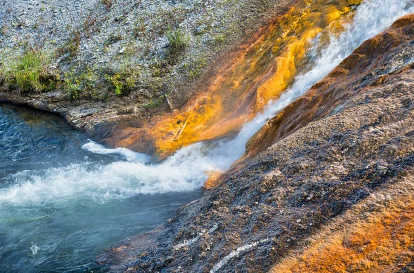 Firehole rzeka i Geysers wody spotkanie, Yellowstone Narodowy — Zdjęcie stockowe