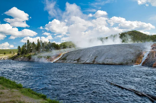 Firehole Nehri ve Gayzerler Su karşılaşma, Yellowstone Ulusal — Stok fotoğraf