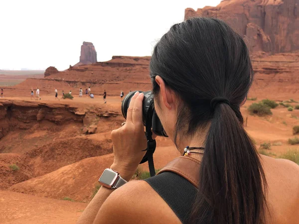 Mulher bonita tirando imagens no Monument Valley — Fotografia de Stock