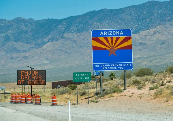 亚利桑那州标志沿我们州际公路 — 图库照片