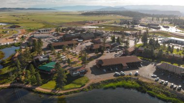 Bryce Canyon City havadan görünümü, Utah. Ulusal pa için giriş noktası