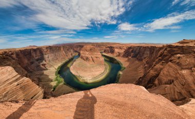 Güzel bir yaz sabahı Horseshoe Bend geniş açı görünümü,