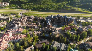 Vail, Colorado'daki binalar. Güneşli bir yaz morni havadan görünümü