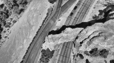 Bryce Kanyonu Milli Parkı'nın girişinde bulunan kırmızı kemer, 