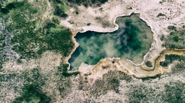 Yellowstone Gayzer yukarıdan görüldüğü gibi. Ortasında Havuz