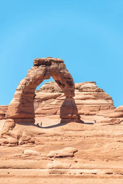 Delicate Arch as seen from lower point of view, Arches National — Stock Photo, Image