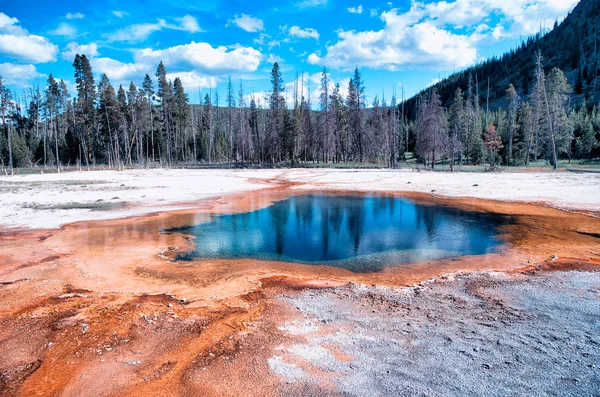 Szmaragdowy basen w czarnym piasku Basin, Park Narodowy Yellowstone, Wyo — Zdjęcie stockowe