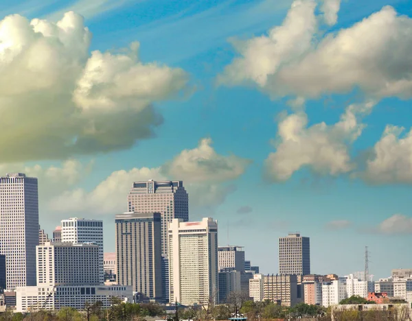 New orleans, louisiana. Mississippi Nehri ve şehrin güzel gökyüzü — Stok fotoğraf