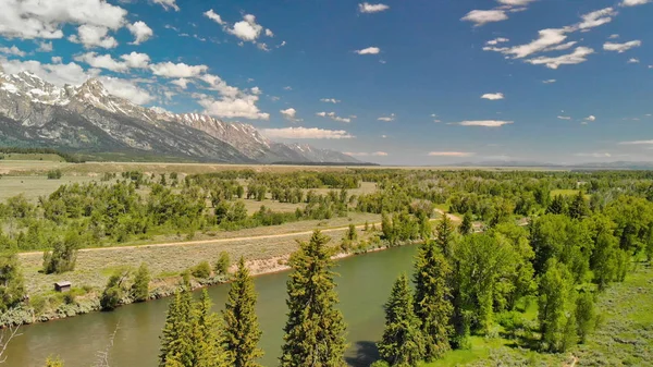 Vista aérea de los picos de Grand Teton, paisaje y río Snake en un —  Fotos de Stock