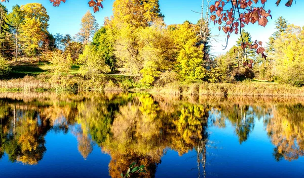 佛蒙特的湖泊反射在树叶季节 — 图库照片