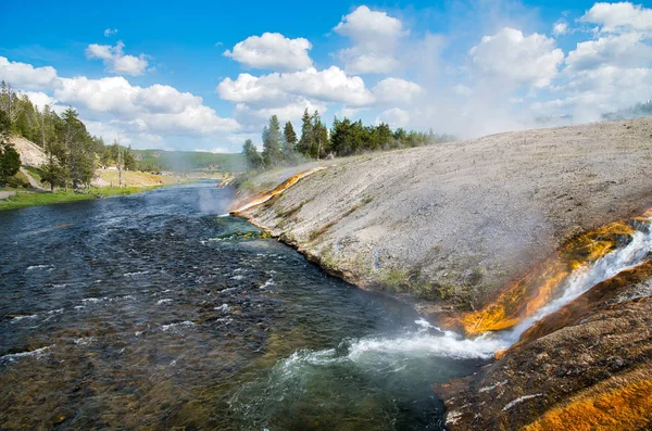 Rio Firehole e Geysers Encontro de água, Yellowstone National — Fotografia de Stock