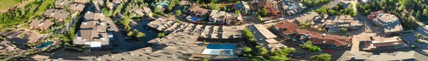 Edifícios em Vail, Colorado. Vista panorâmica aérea em um su ensolarado — Fotografia de Stock