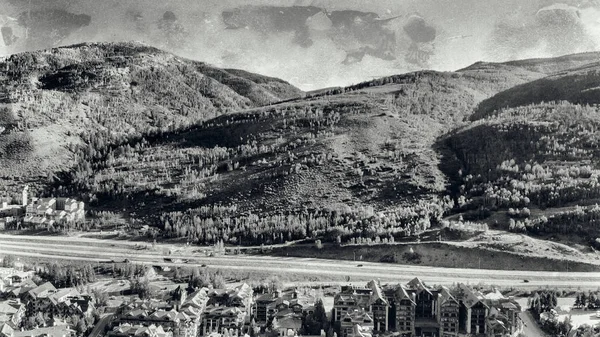 Edifícios em Vail, Colorado. Vista aérea em uma manhã ensolarada de verão — Fotografia de Stock