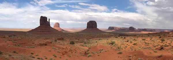 Vista panoramica sulla bellissima Monument Valley — Foto Stock