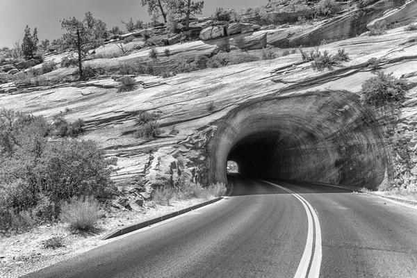 Tunnel ingången till Red Canyon och Bryce Canyon. Red Arch ligger — Stockfoto