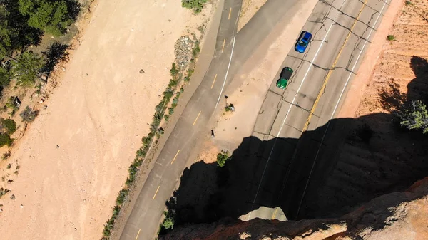 De weg en de tunnel in de rots, luchtfoto van het Nationaal Park — Stockfoto