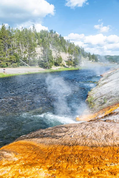 옐로스톤의 불홀 강. 뜨거운 물의 폭포 — 스톡 사진