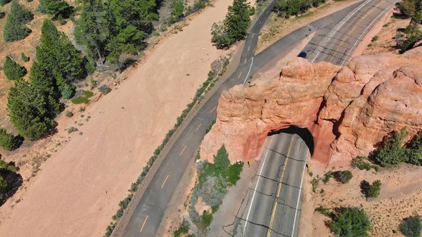 Arc rouge situé à l'entrée du parc national Bryce Canyon , — Photo