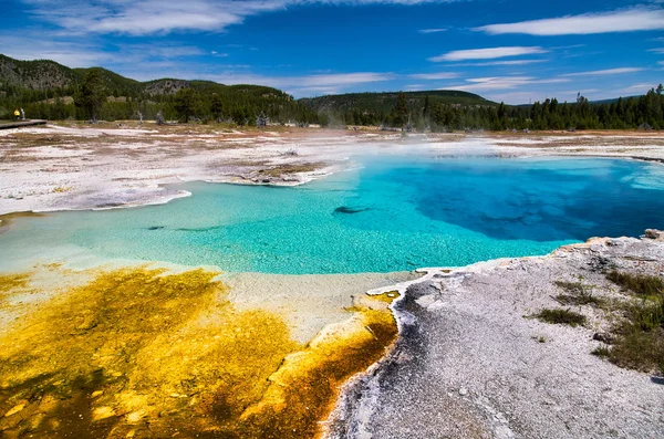 Piscina de zafiro en Biscuit Basin, Parque Nacional de Yellowstone, Wyomi — Foto de Stock