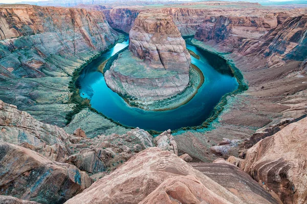 Amanecer en Horseshoe Bend. Colores del amanecer con Rocas y Colorado R — Foto de Stock