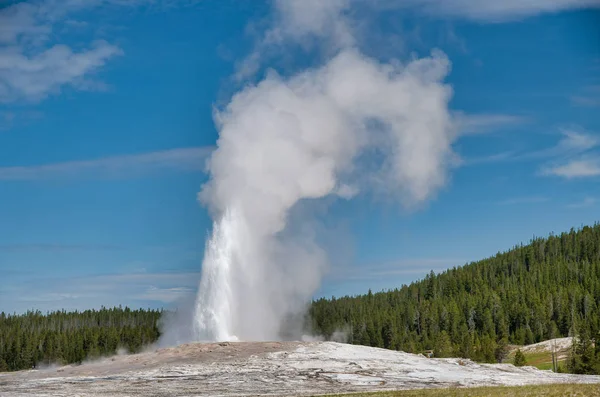 Erupcja starego wiernego gejzera, główna atrakcja Yellowstone — Zdjęcie stockowe