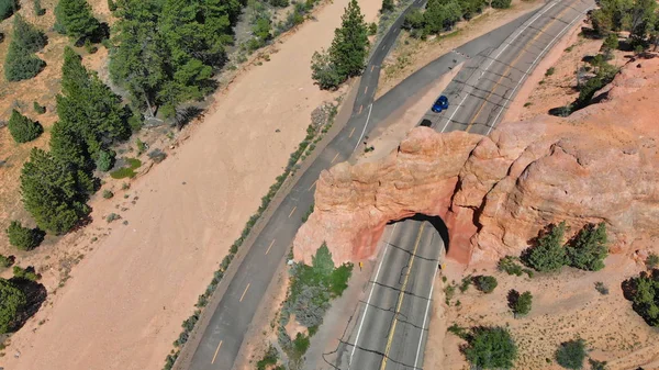 Entrée du tunnel du Red Canyon et du Bryce Canyon. Arc rouge situé — Photo