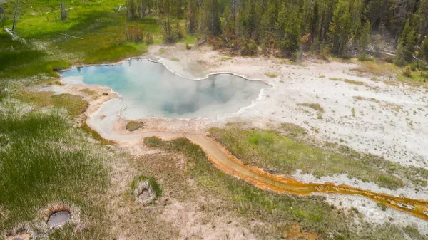 Gejzer z basenem Yellowstone, widok z lotu ptaka Parku Narodowego — Zdjęcie stockowe